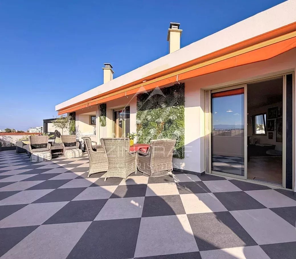 Juan-les-Pins – Exceptional Top-Floor Apartment, Generous Volumes, Sunshine and Sea View