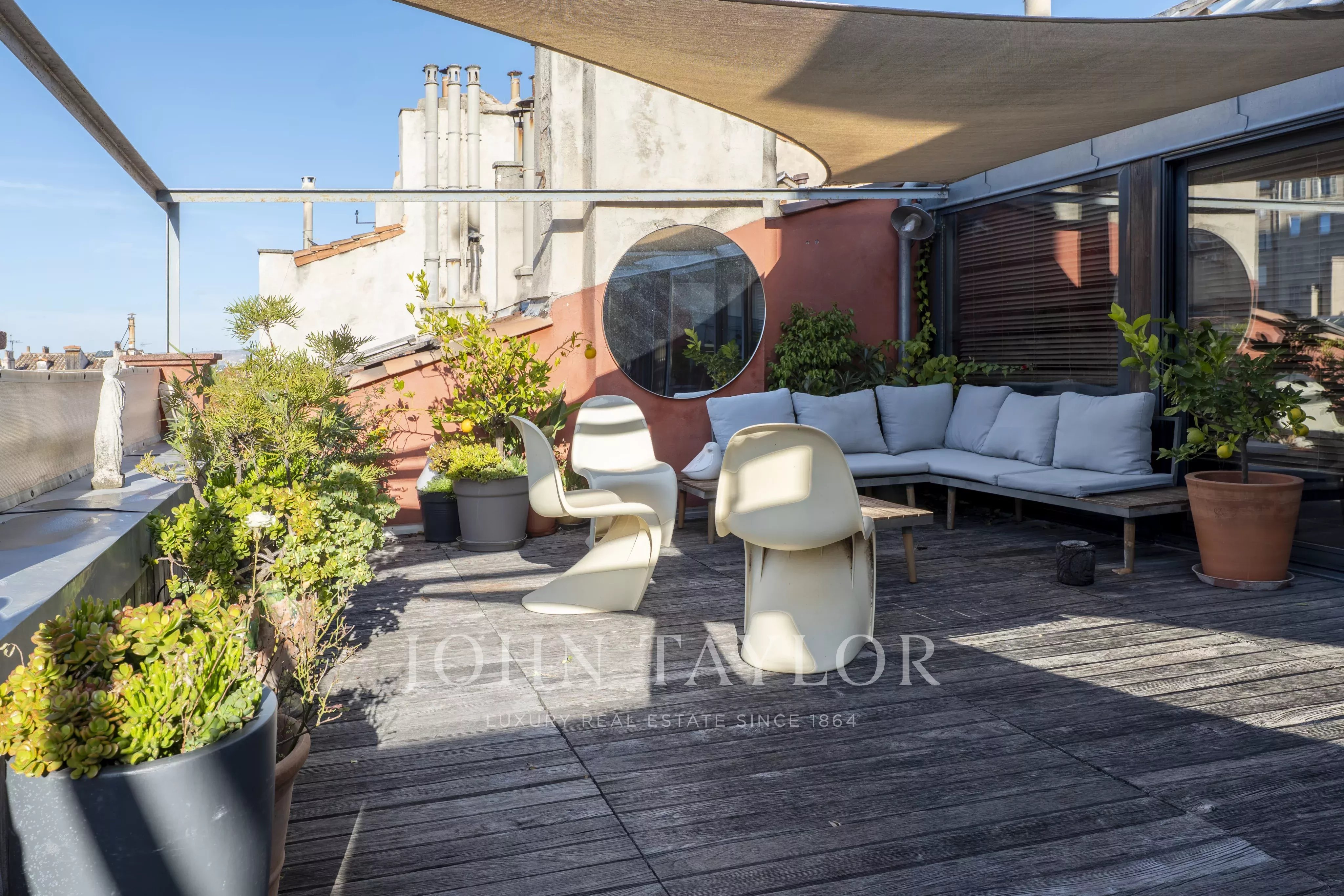 Duplex with views over Notre-Dame de la Garde