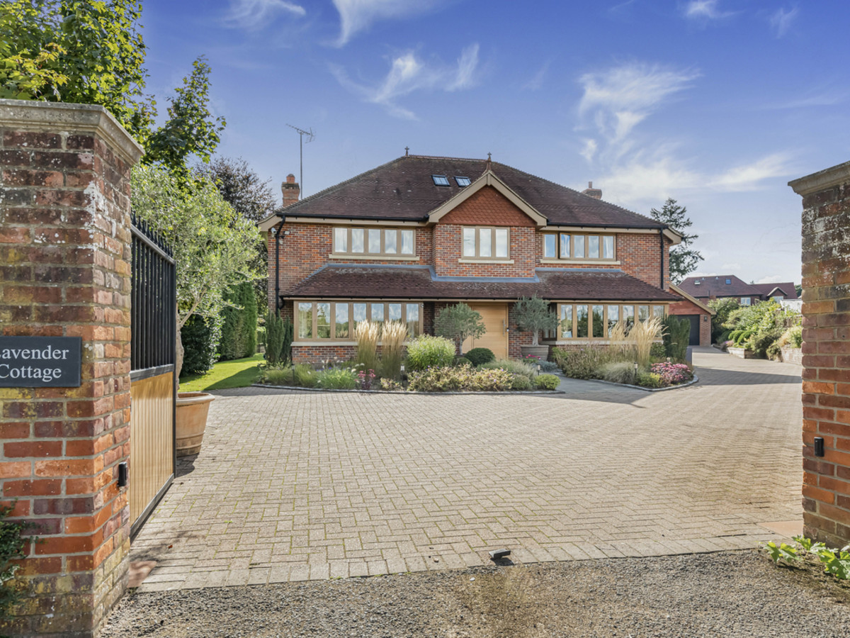 An impressive family home totalling over 5,000 sq ft, beautifully presented and perfectly positioned just moments from Shipla