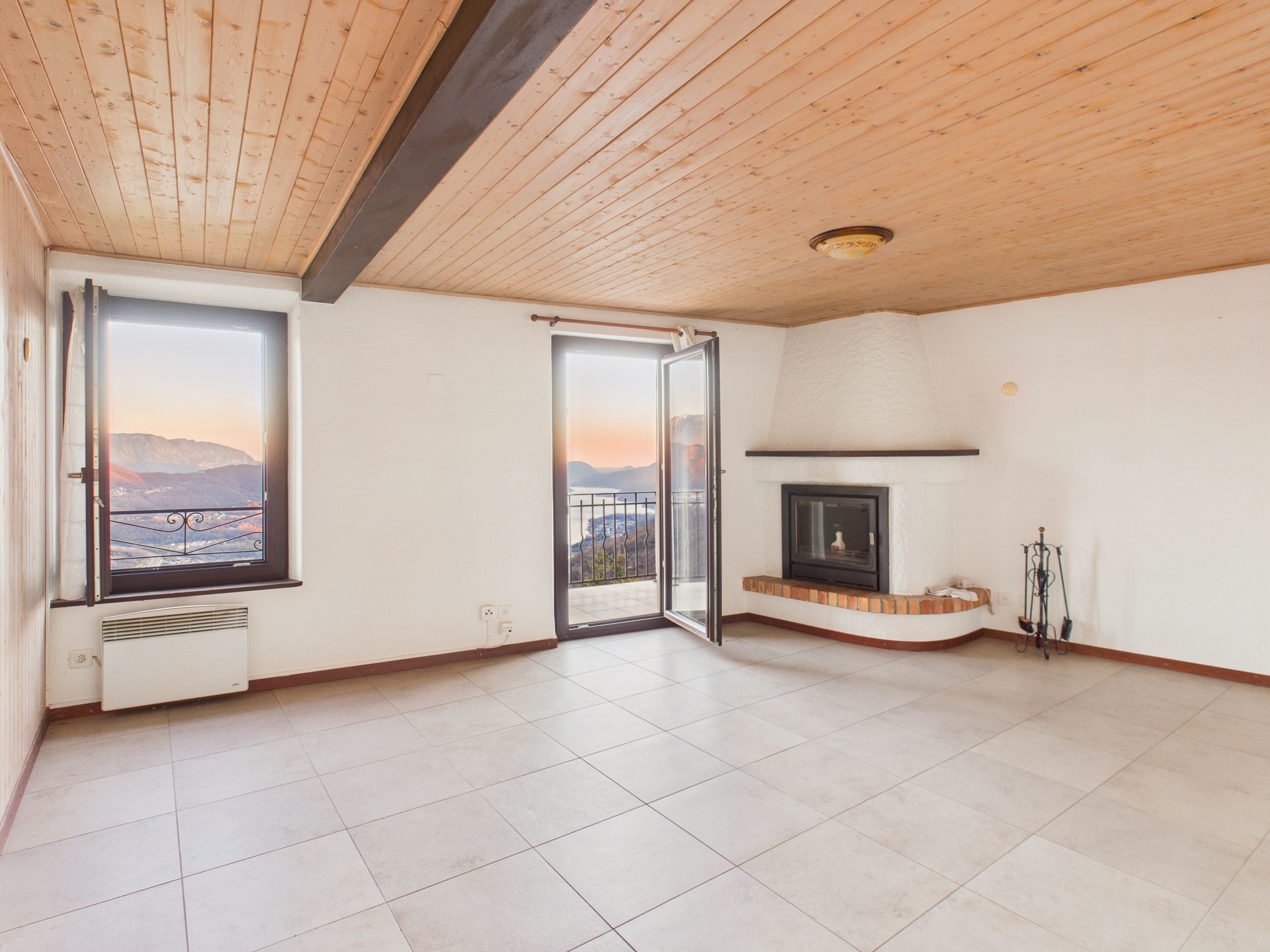 Affascinante casa a schiera a Cademario con vista mozzafiato sulla valle