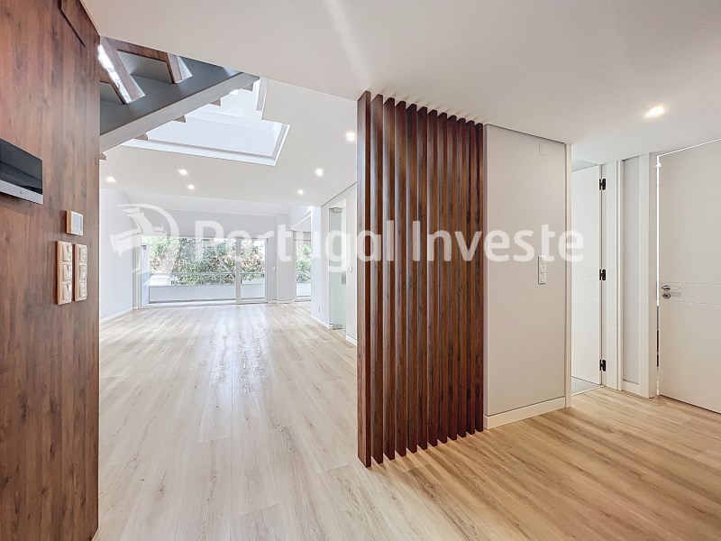 Sublime 4 bedroom duplex with Mezzanine in the centre of Carcavelos