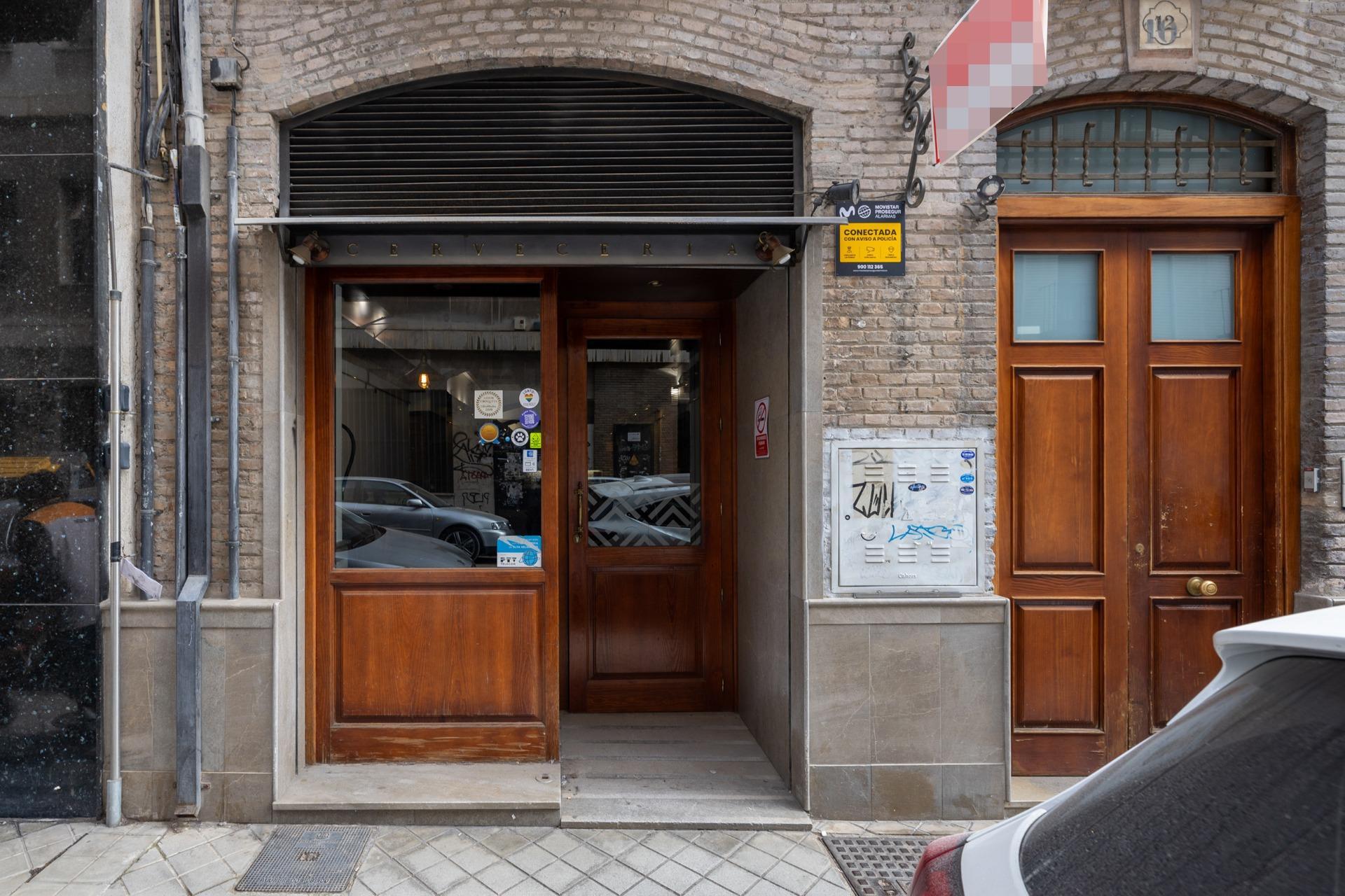 Building with 11 apartments and a store. For Sale in the center of Granada