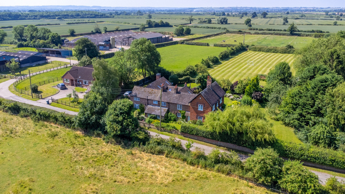 Detached House: for sale in Colston Bassett Nottingham