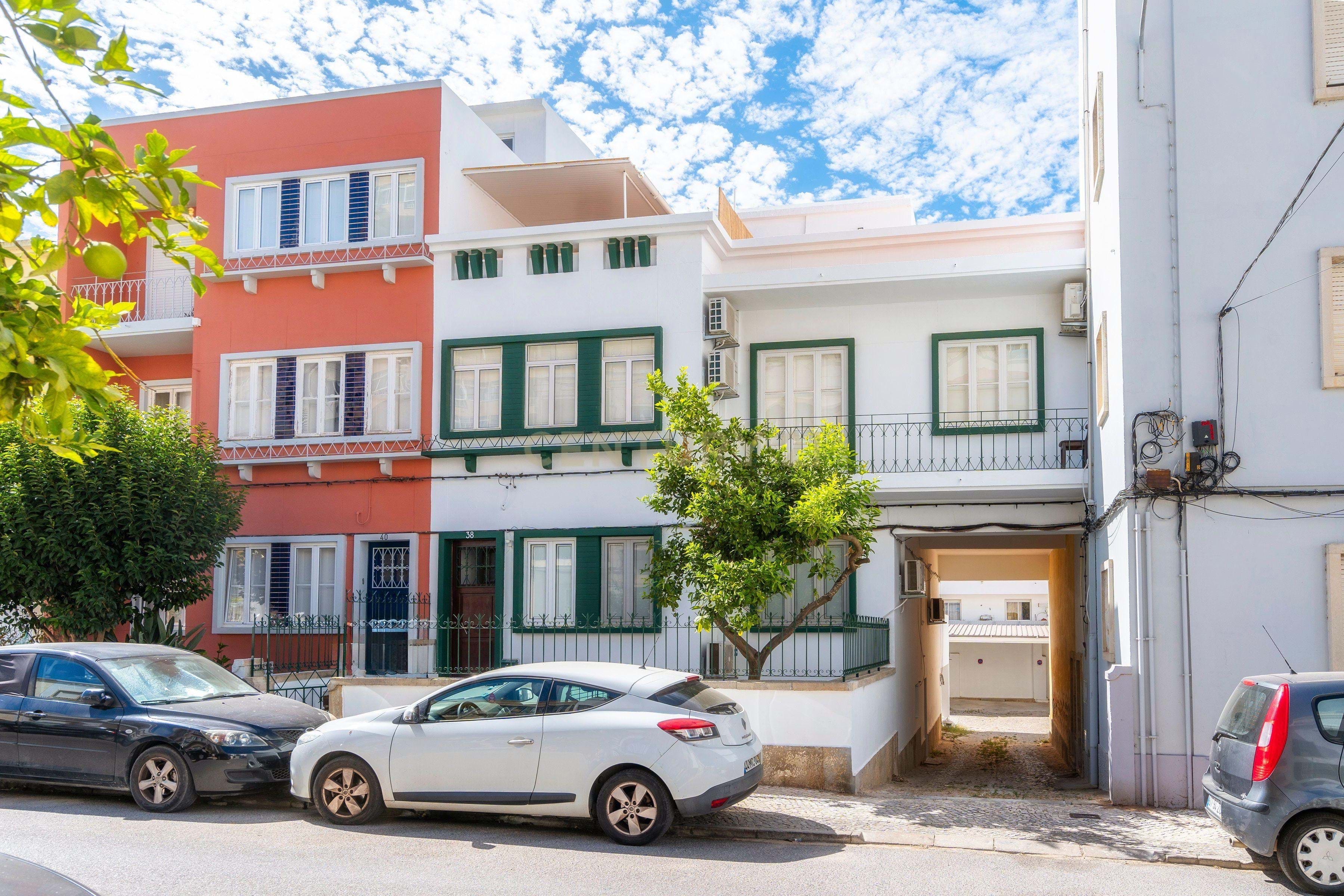 Building in Full Ownership | Active Guest House | 3 Apartments + Basement | 2 Box Garages |