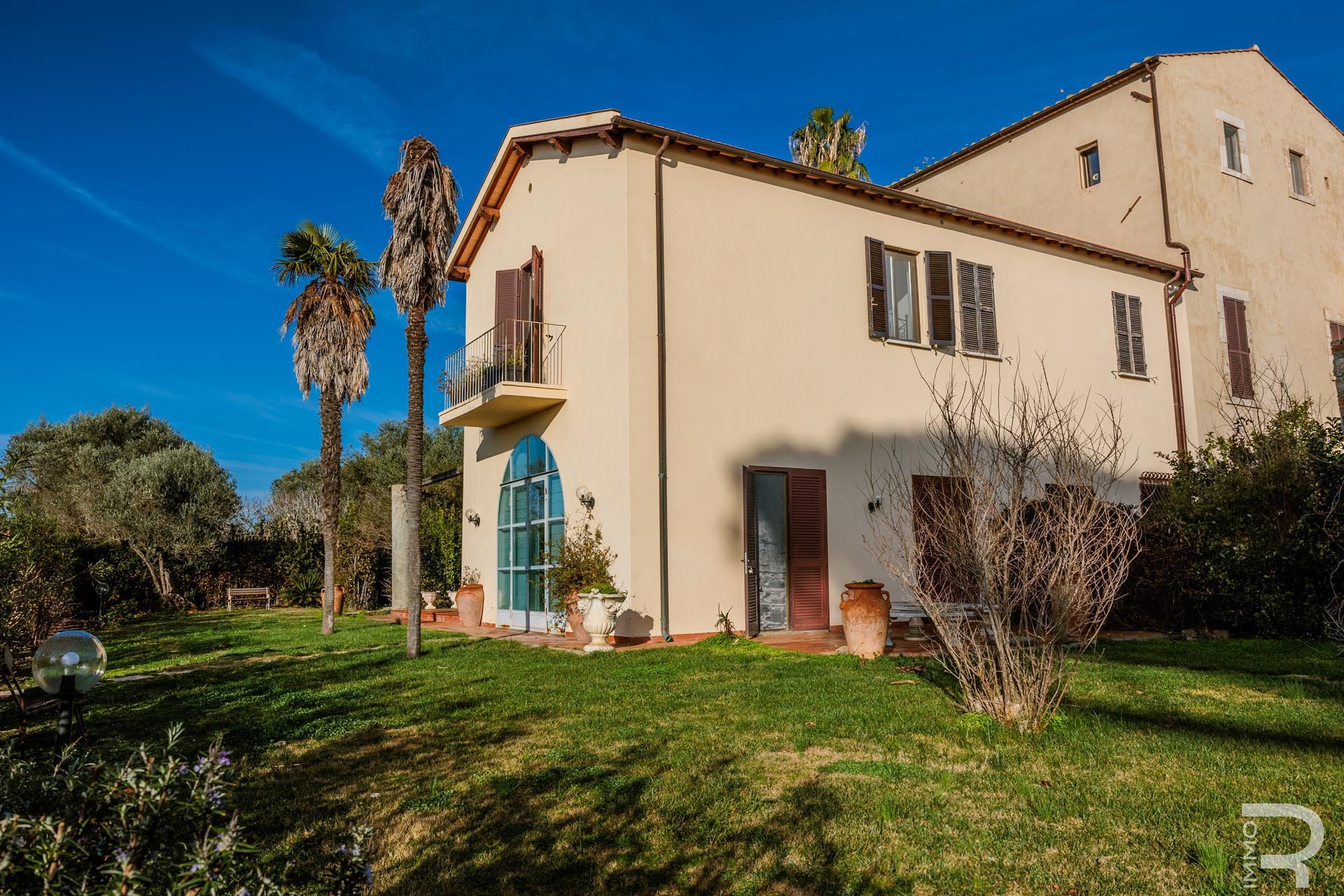 Stunning semi-detached house by the sea