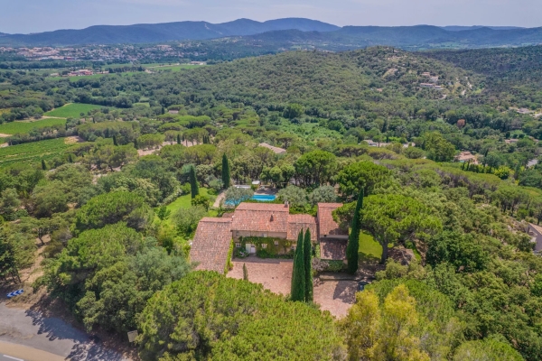 Exclusivity: Provençal farmhouse near the village