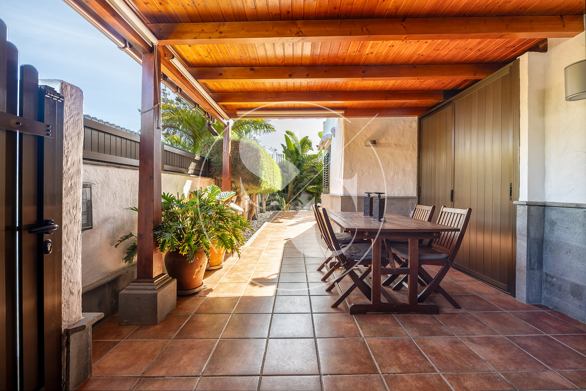 EXCLUSIVE BUNGALOW WITH PRIVATE GUEST HOUSE IN AN UNBEATABLE SETTING IN PLAYA DEL INGLES