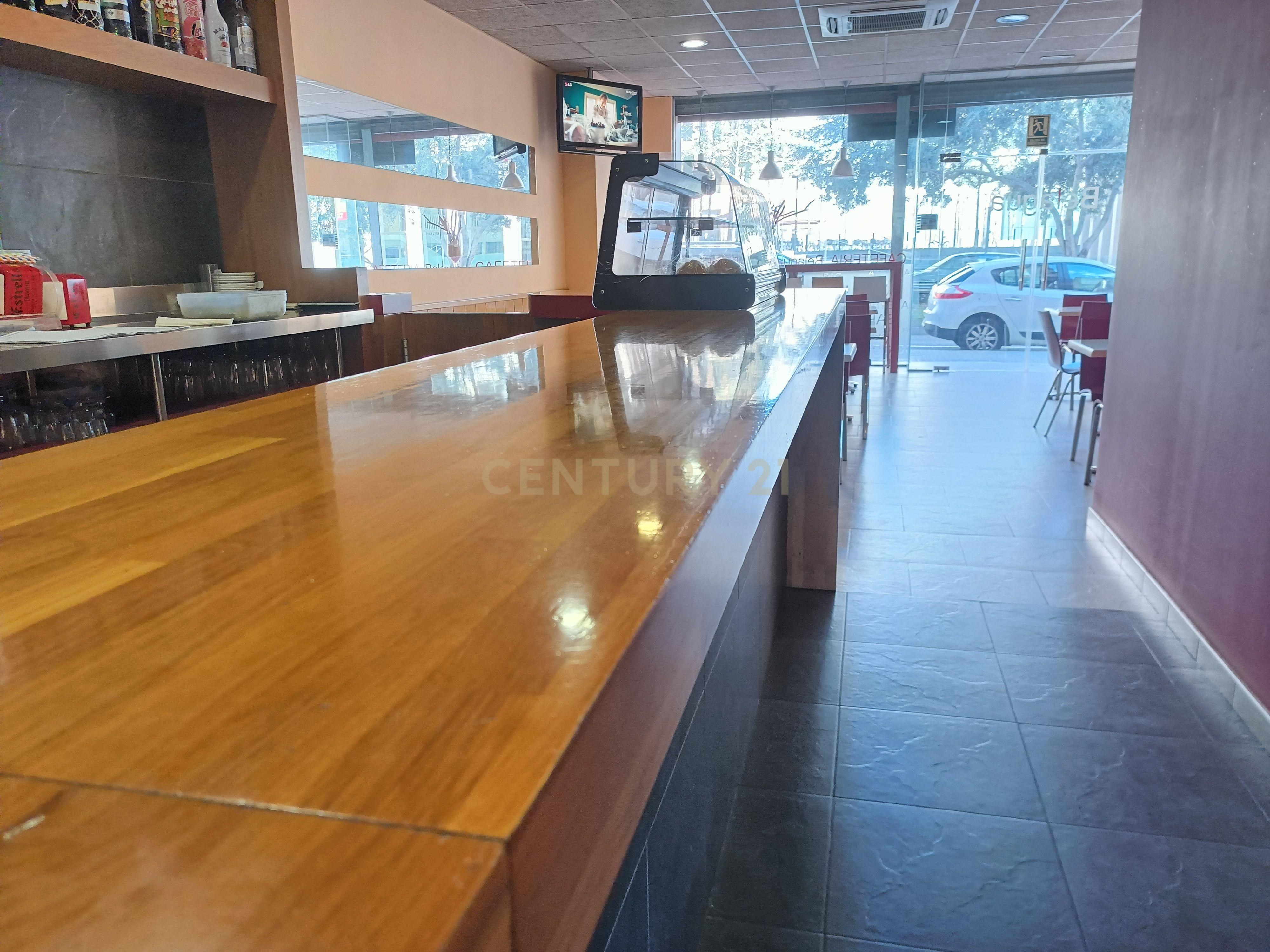 Investment Opportunity in Barcelona: Fully Equipped Cafeteria Bar near the Courts