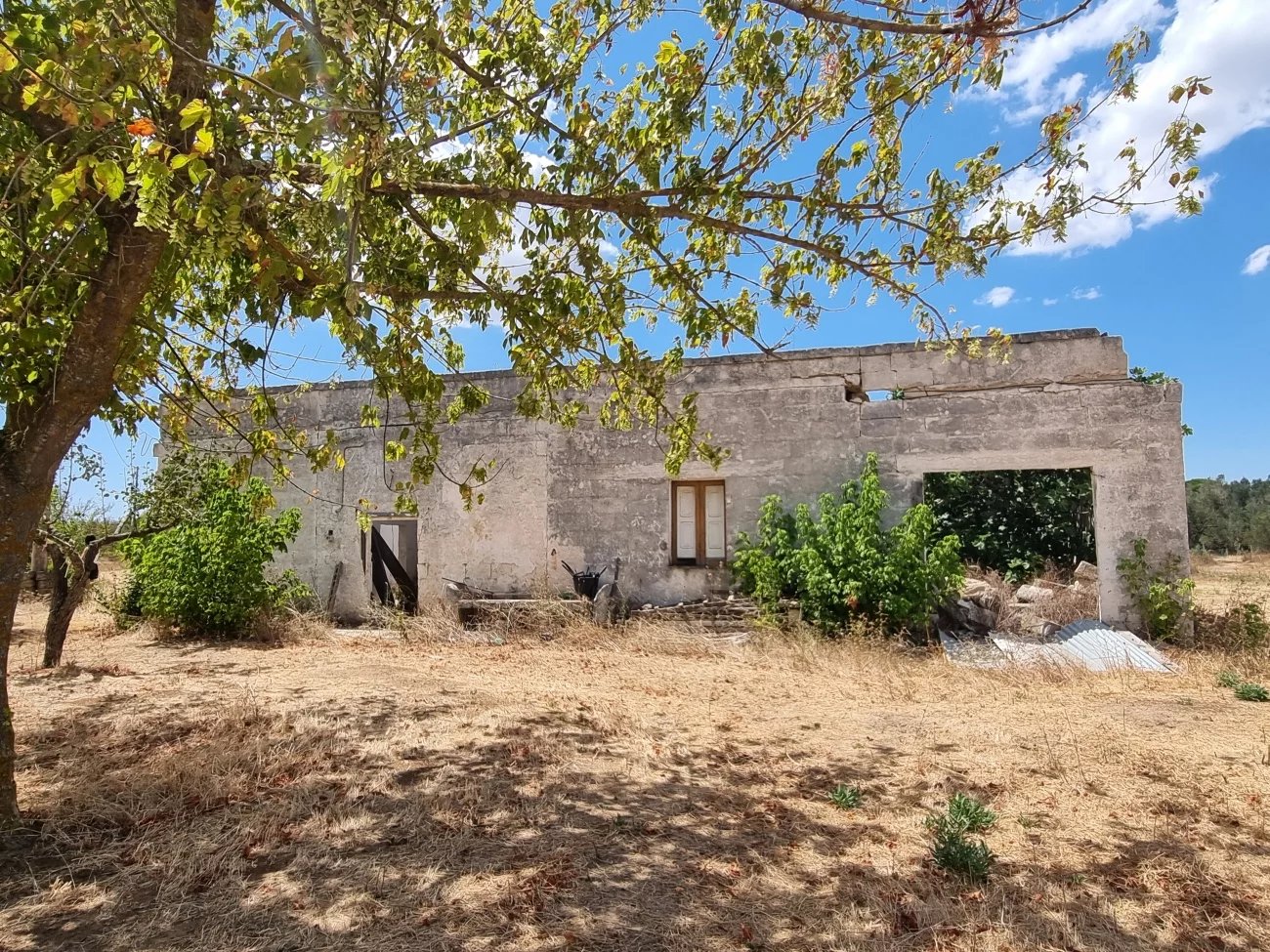 Country house with approved project for a modern villa and pool for sale near Oria