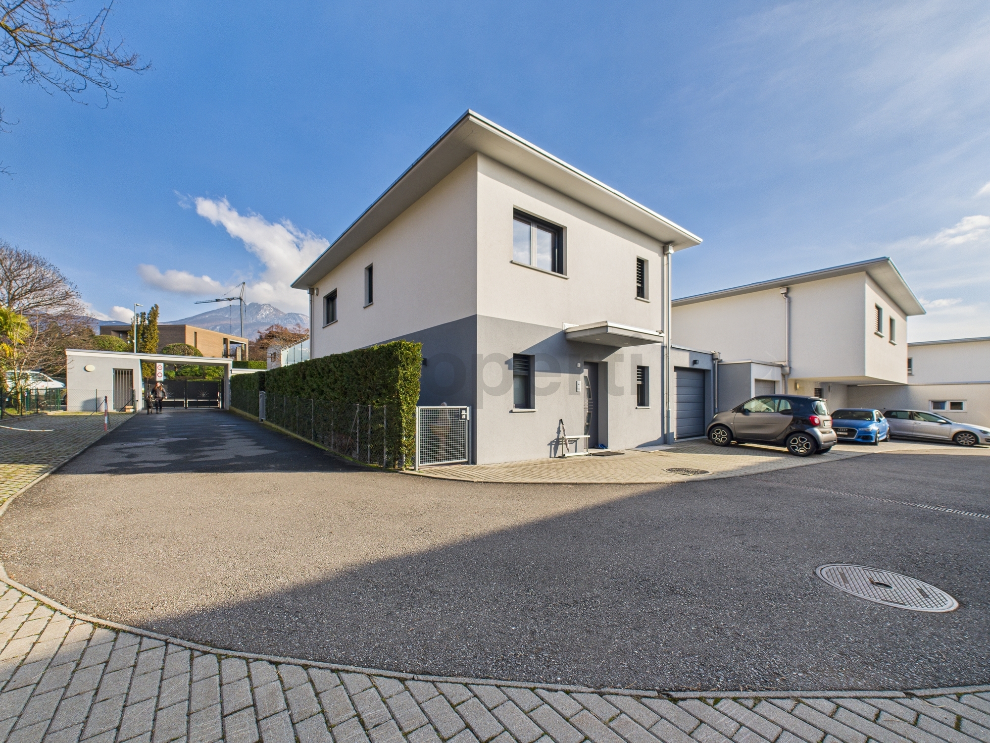 Moderna casa indipendente 8 locali con ampio parcheggio, Cadempino