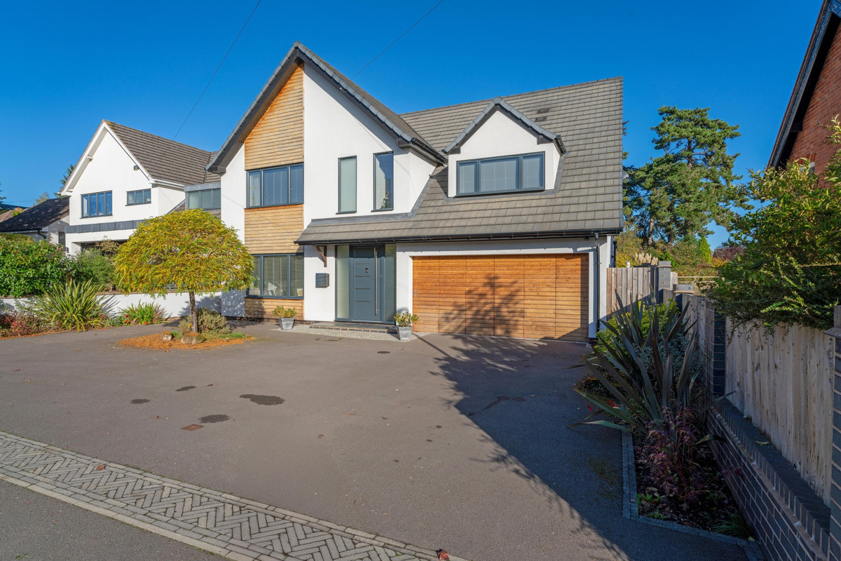 Detached House: for sale in Warwick