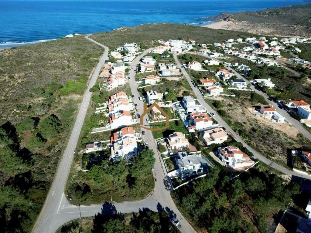 Modern 4-Bedroom Villa with Pool & Distant Sea Views in Espartal for sale