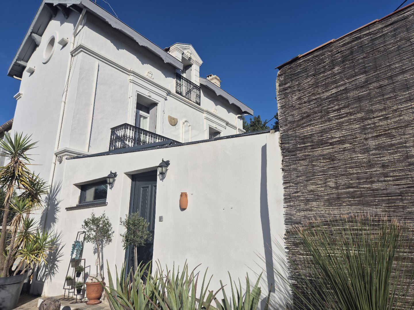 Charming 125m² House in Quiet Neighborhood, Close to Downtown