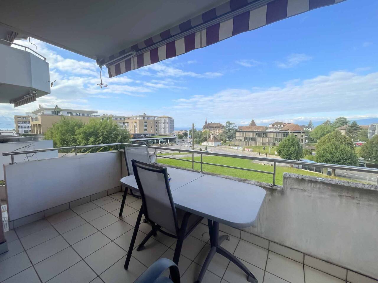 Beautiful 4.5 room family apartment with balconies in the center of Prilly.
