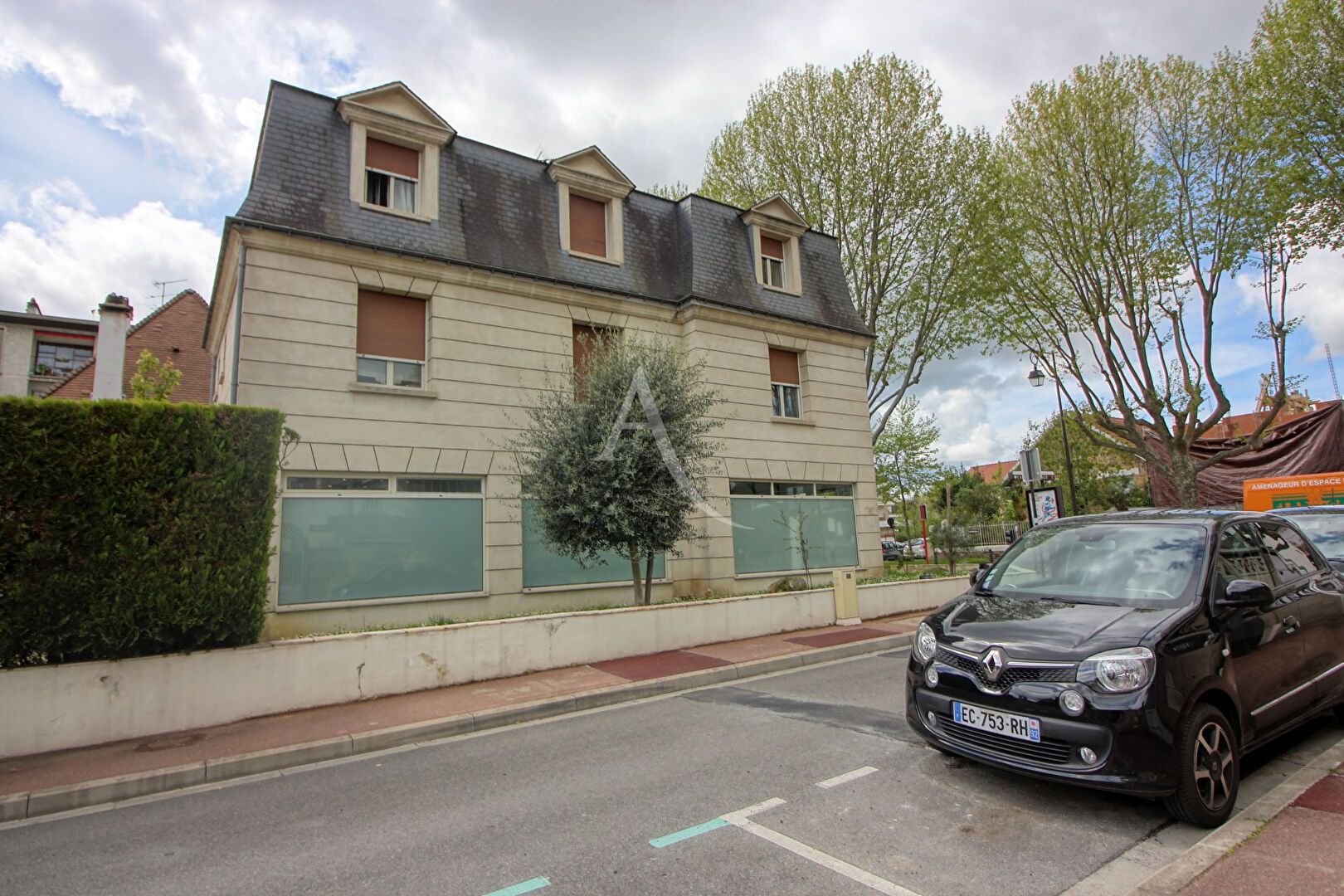 Building for sale in Antony, France