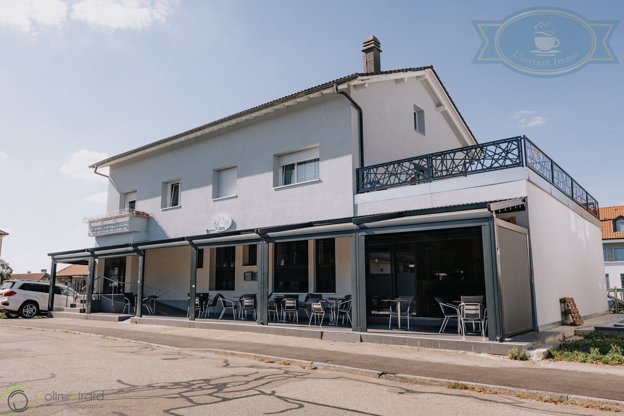 Mixed-use building in the centre of the village of Saignelégier.
