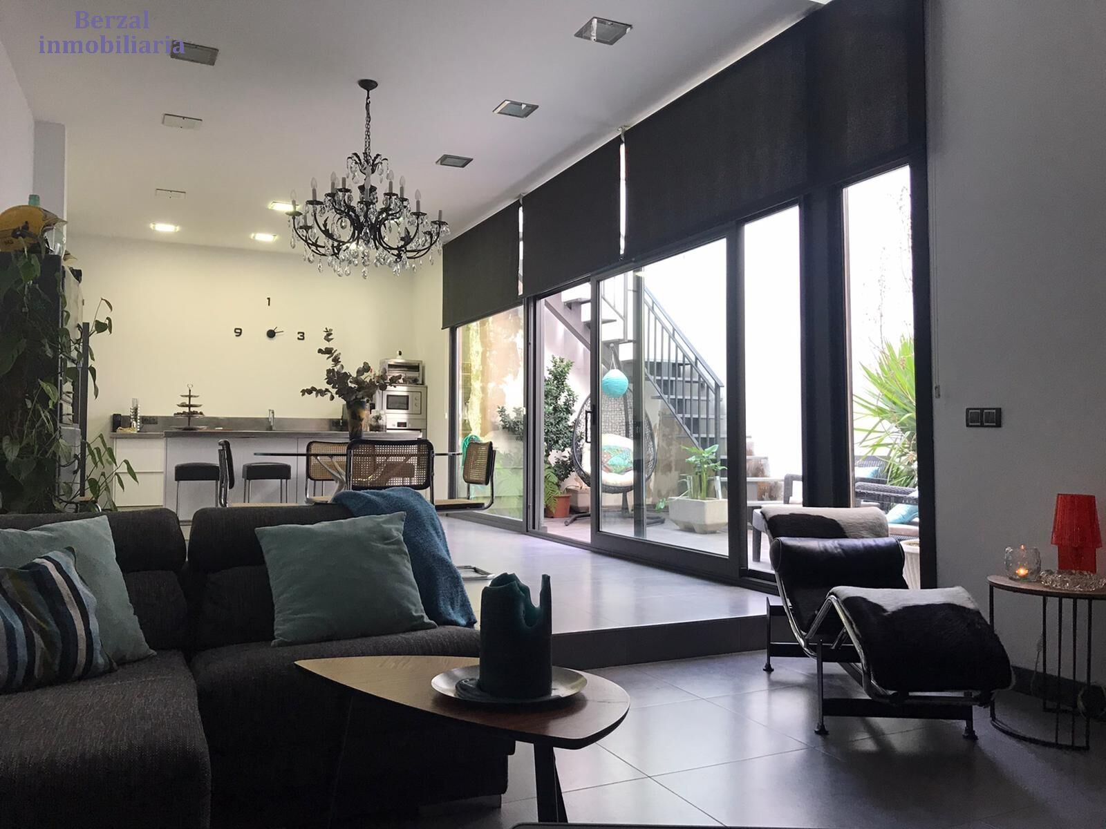 UNIQUE house in the center of Logroño.Ground floor, plus two. Sixty meter terrace and garden with well.