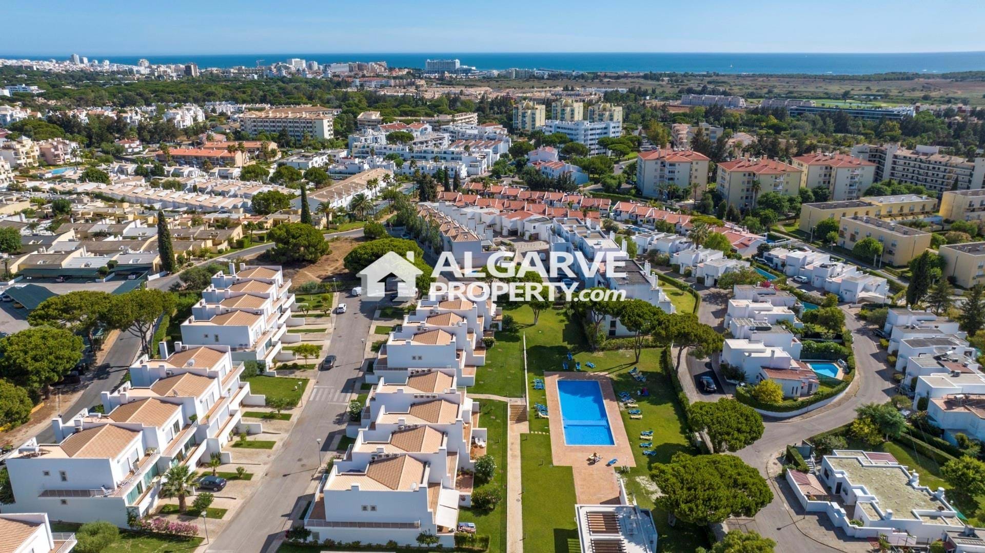 Modern style 3 bedroom villa close to the Golf and 2.5km from the marina in Vilamoura, Algarve