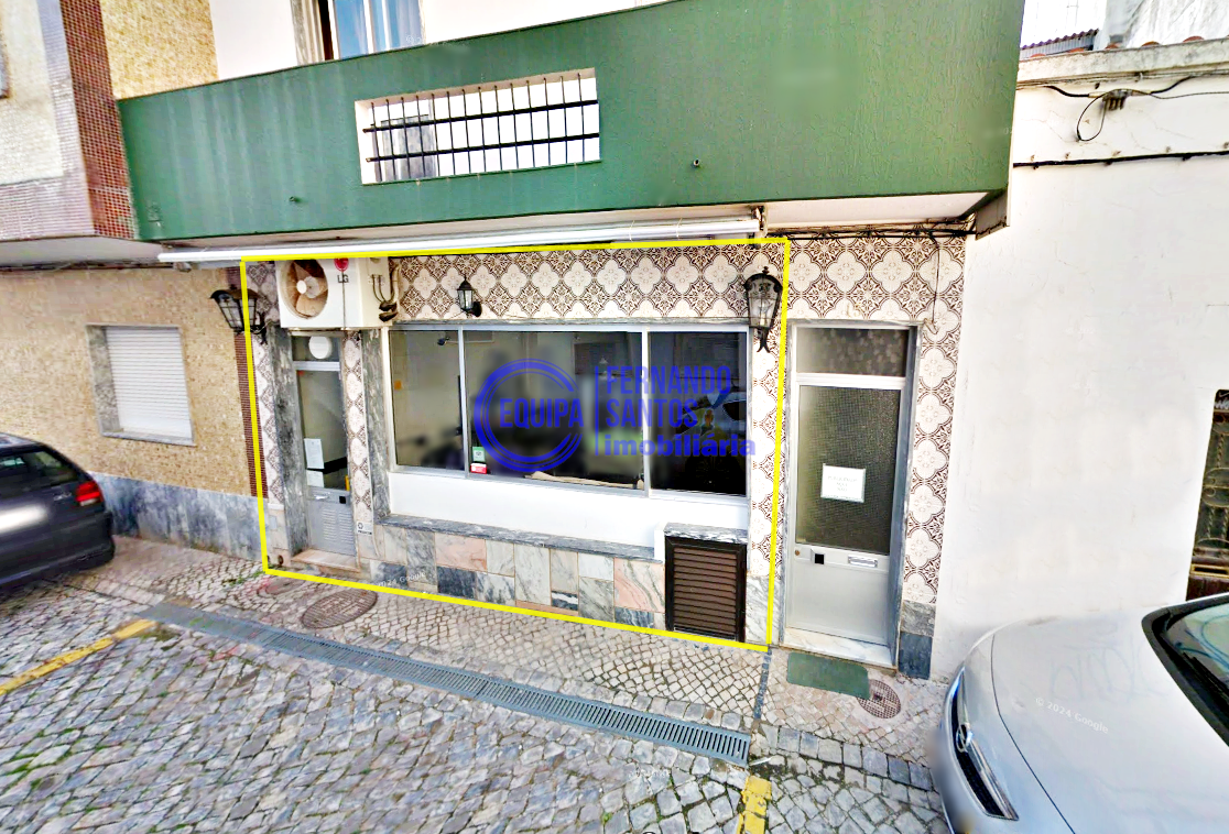 Excellent store with two fronts less than 200 meters from Fisherman's Beach