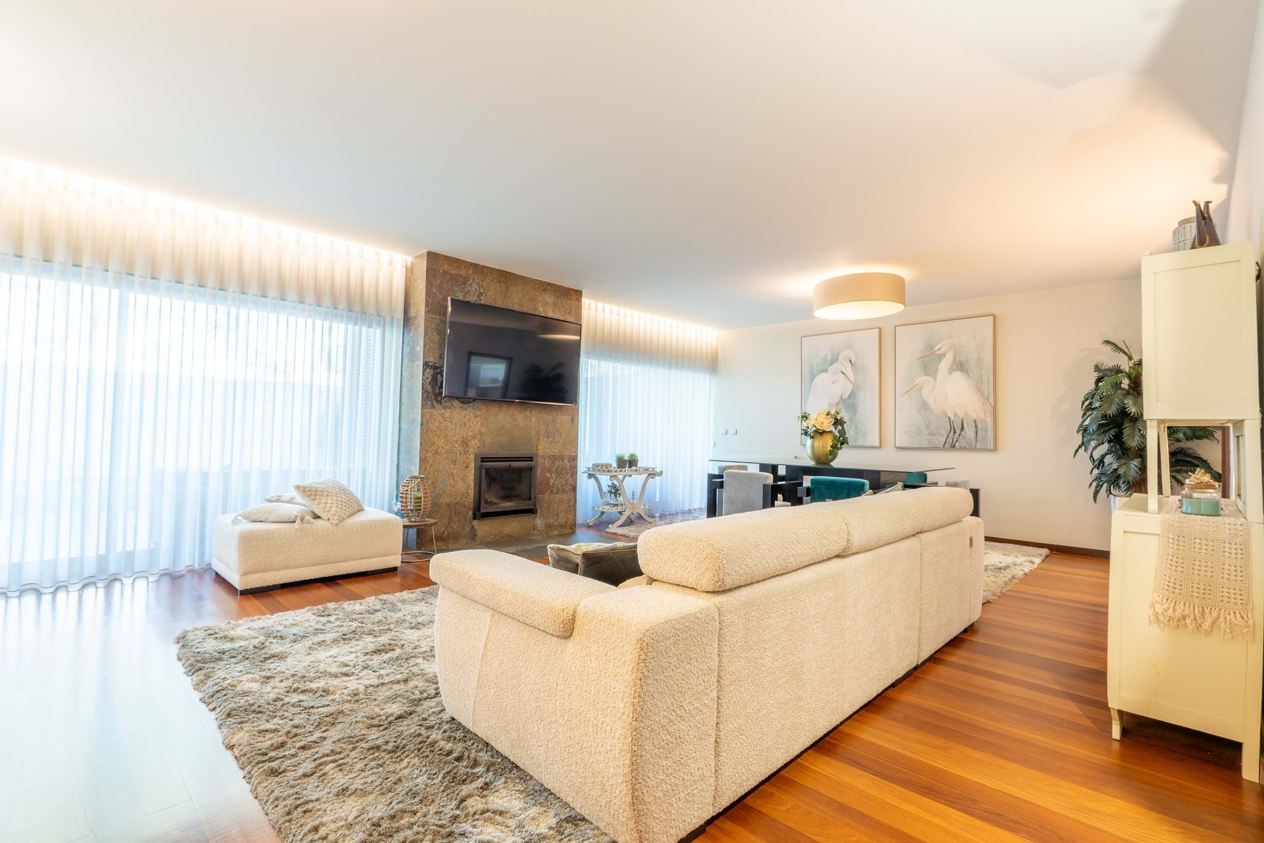 Luxury 3+1 Bedroom Villa with Swimming Pool, Solar Panels, and 348 m² in Castêlo da Maia