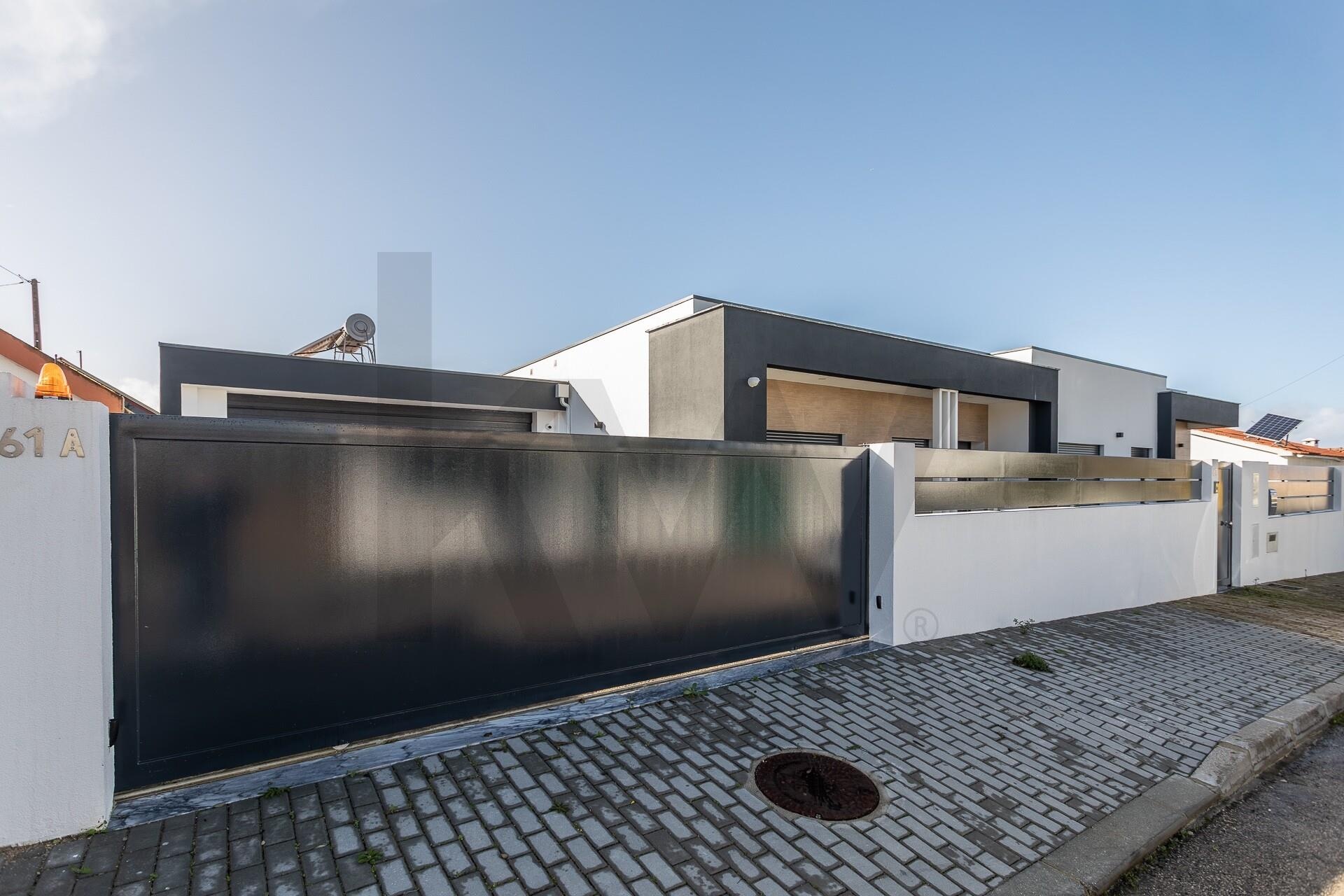 Luxury 4-bedroom single-story villa with 3 suites, private pool and home automation