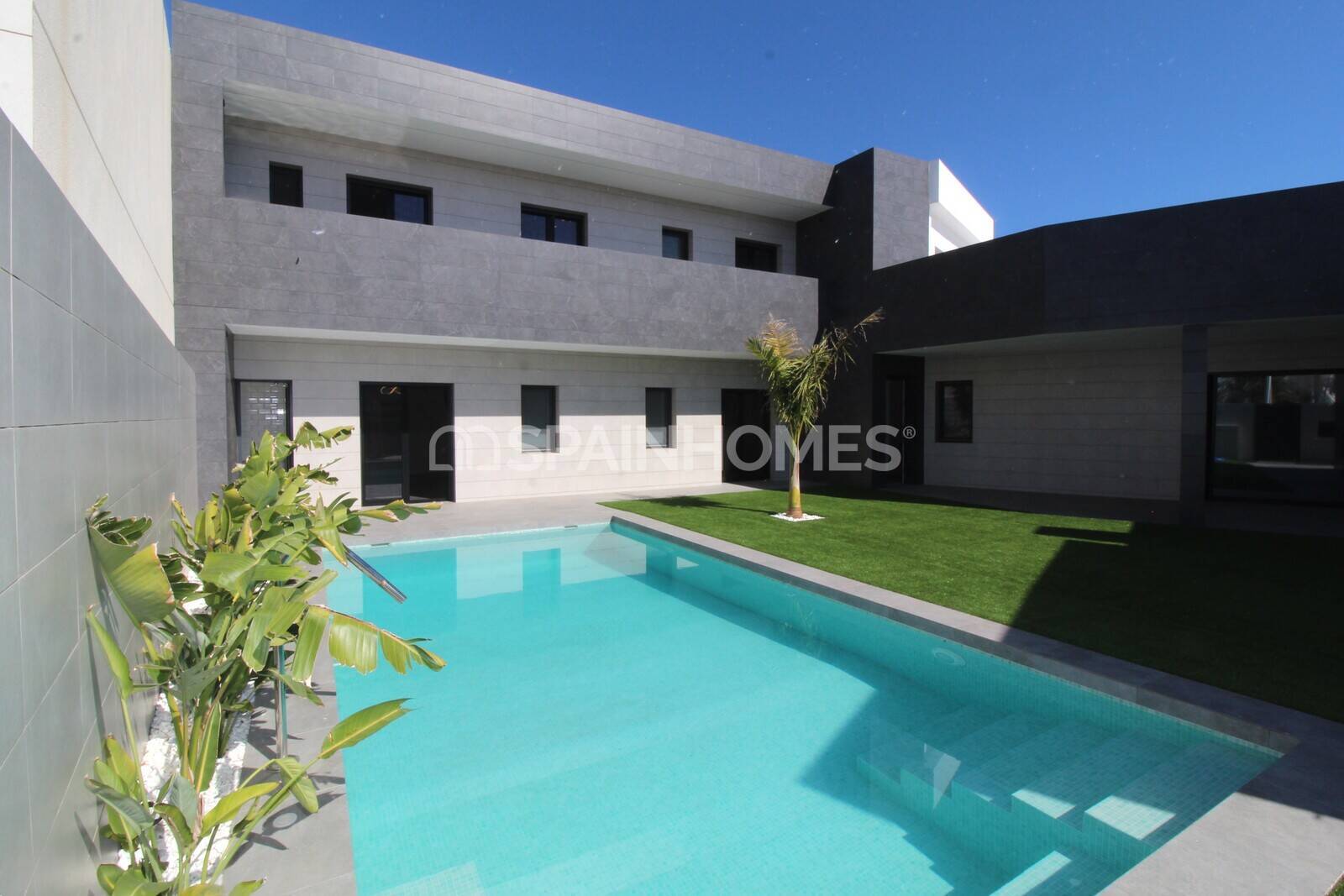 Elegant 5- Bedroom Villa for Sale in San Pedro del Pinatar