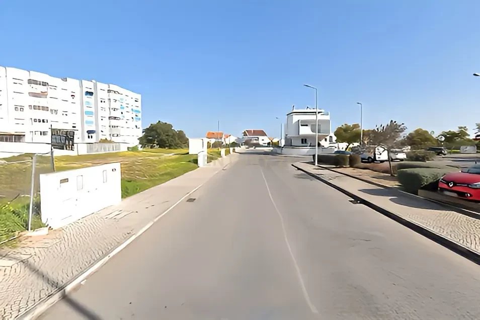Terreno Urbano de 192 m² con Proyecto de Vivienda Aprobado en Santo António da Charneca, Barreiro