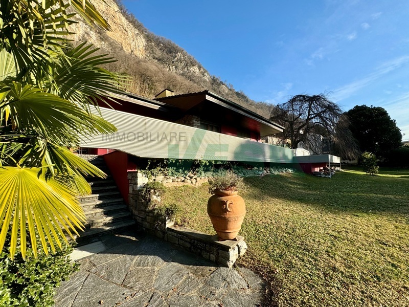 Interesting large flat terrain with a lot of potential