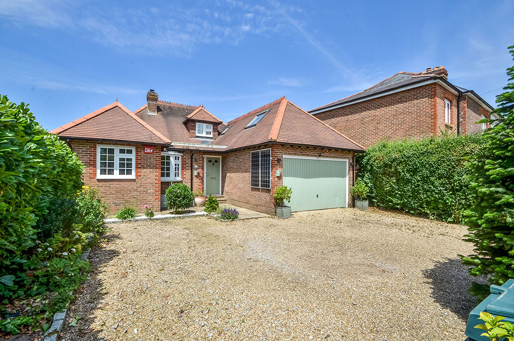 Detached House: for sale in Forestside Rowlands Castle