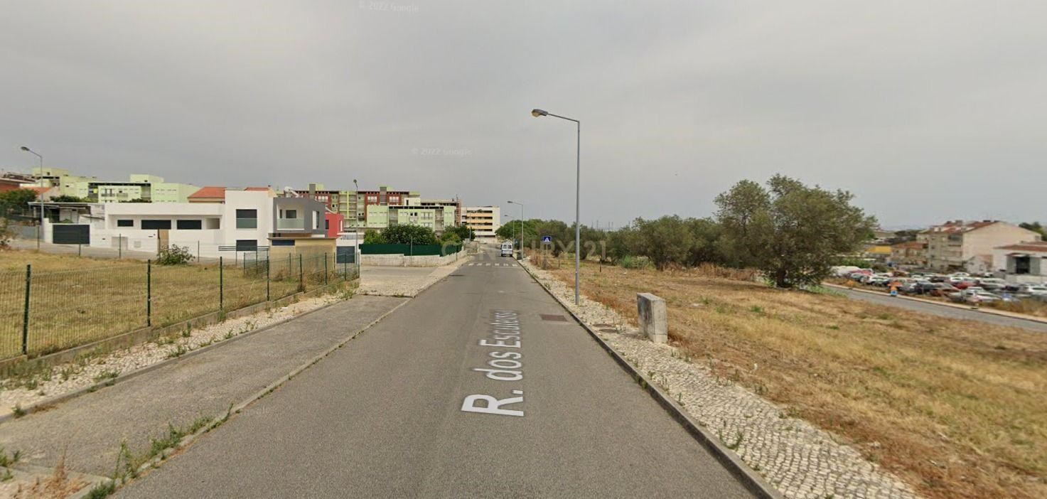 Land for building a building, in Quinta de Marvila, Camarate