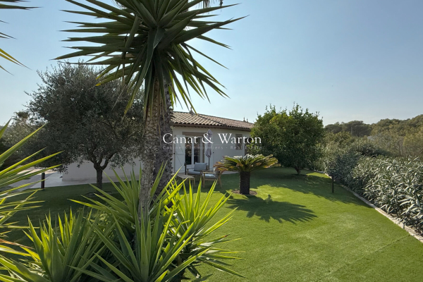 A rare property, combining tranquility, comfort and accessibility.