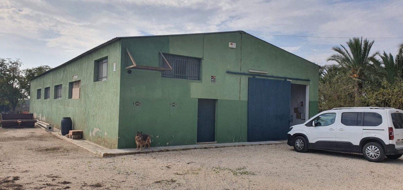 SHIP IS SPILLING PARTY