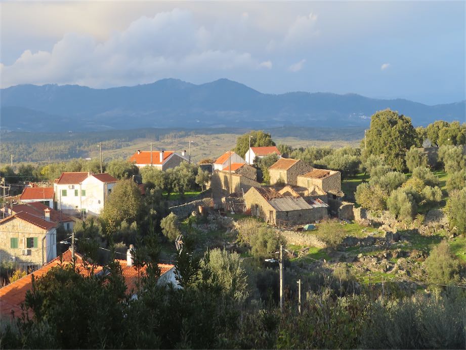 Beautiful property with land of 1,085.5m2 and Houses with 110m2. Composed of four urban buildings, three for housing and one f…