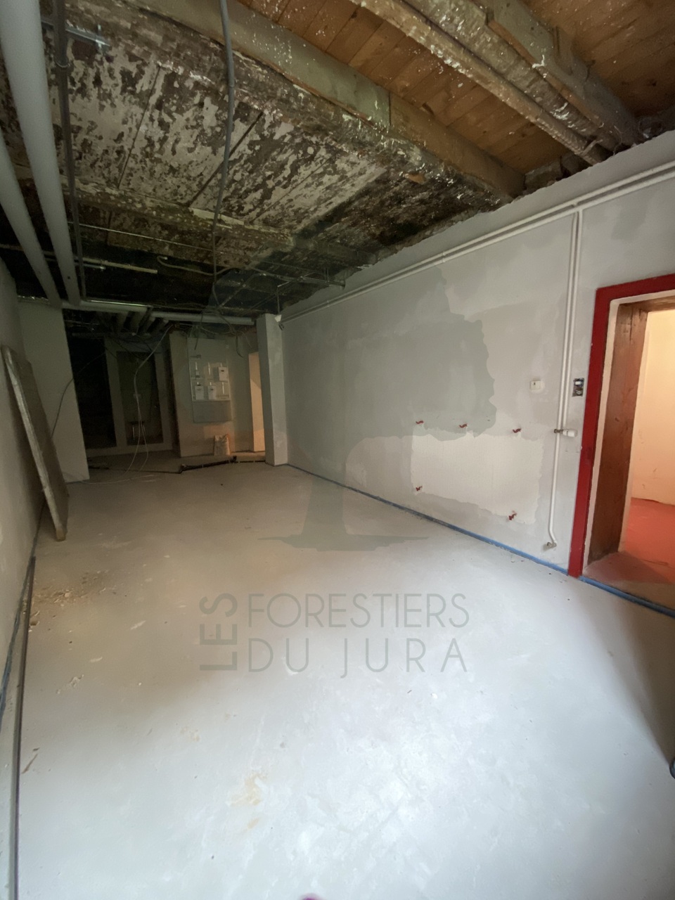 Commercial space located in the lively street of Faubourg de France