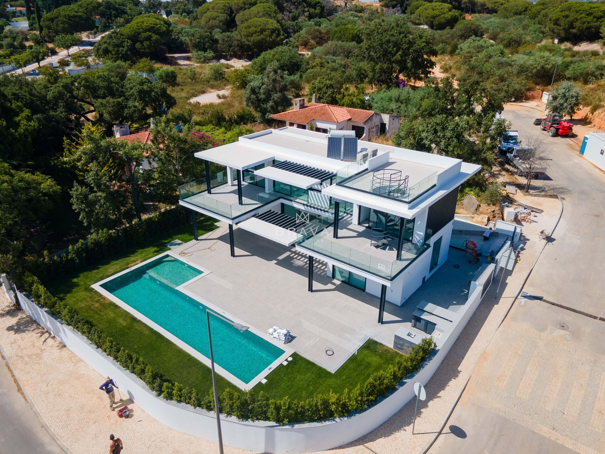 Detached villa with 4 ensuite bedrooms and rooftop sea view in Olhos de Água