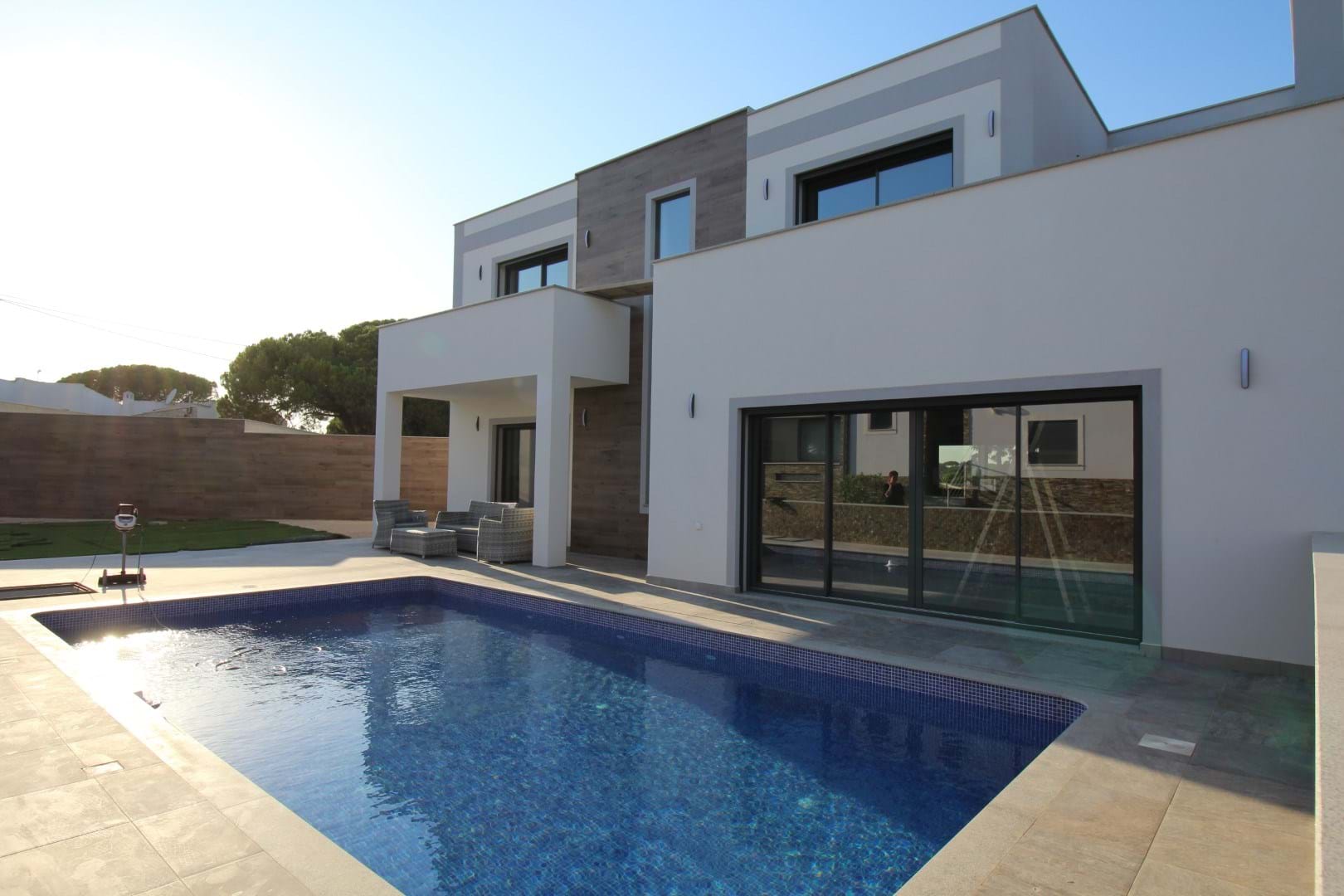 3 bedroom villa with pool and garden in Olhos de Água