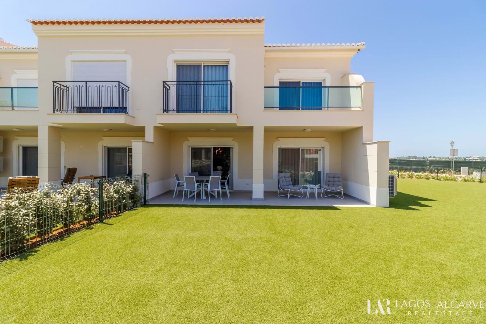 Fantastic T3+1 Townhouse in Bayview Village of Boavista Golf Resort