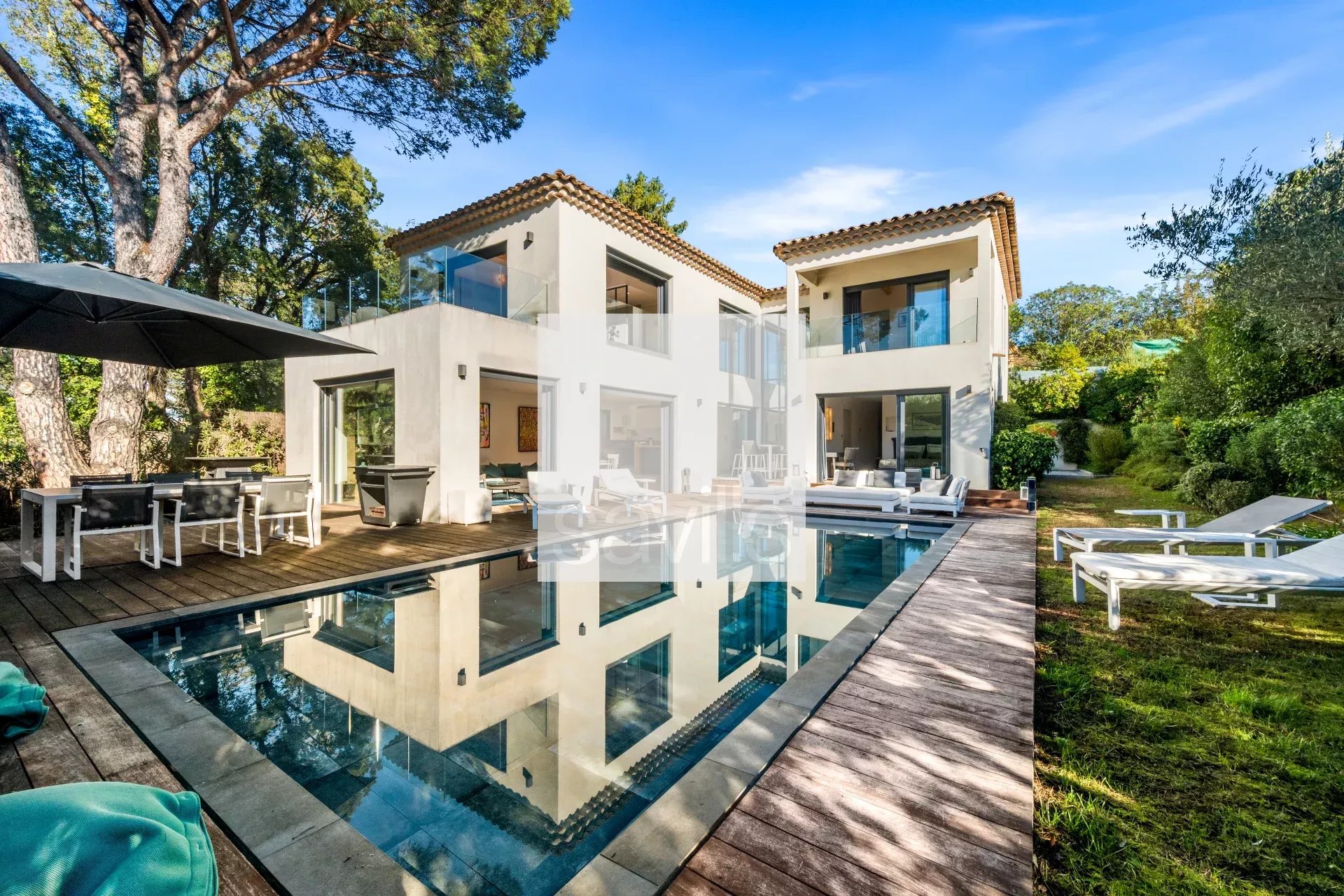 Contemporary five bedroom villa in a sought-after area close to the beach