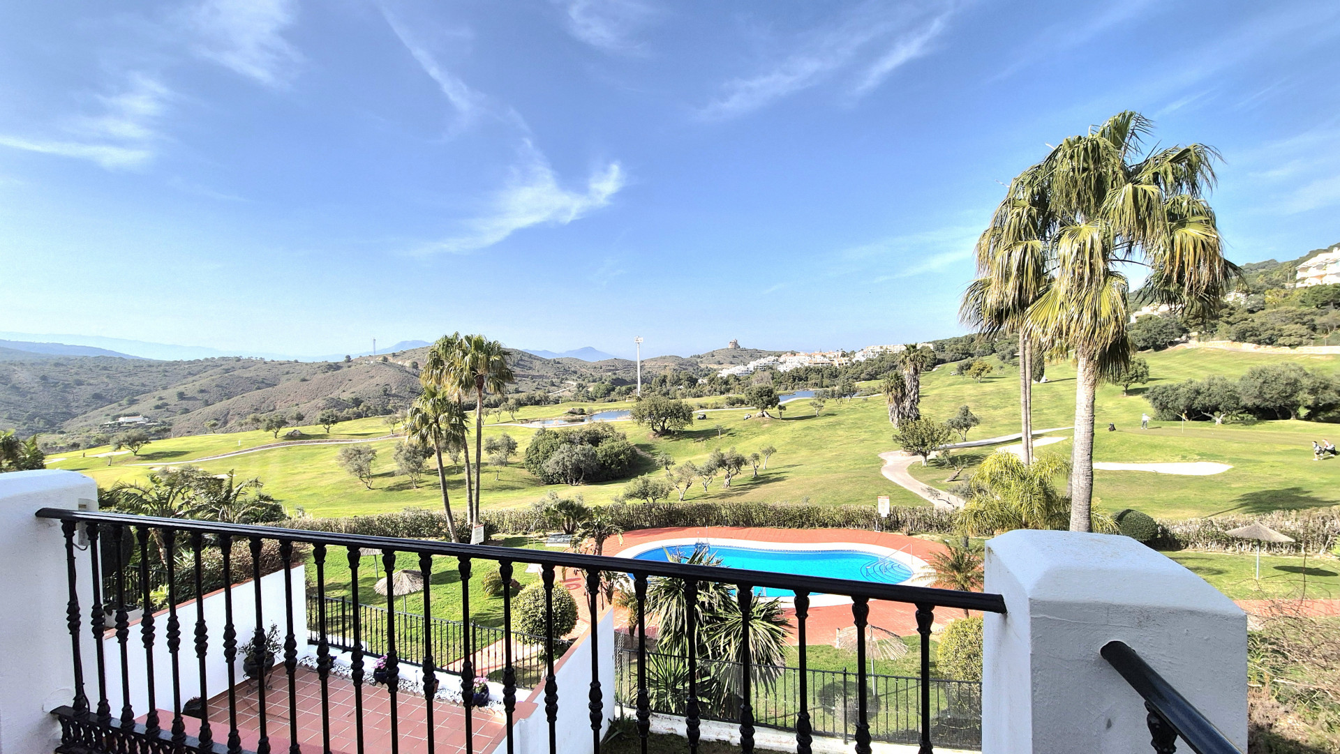 Townhouse with Panoramic Views and Solarium in Alhaurín Golf