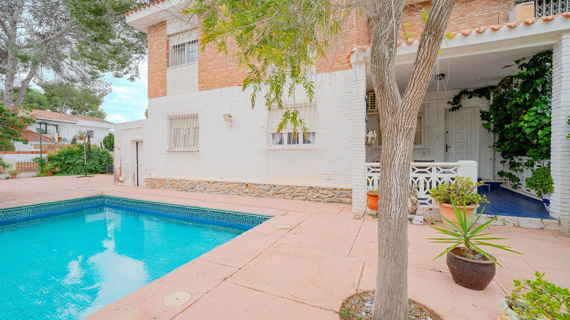 Ground floor bungalow with 3 bedrooms, garden and private pool in Pinar de Campoverde