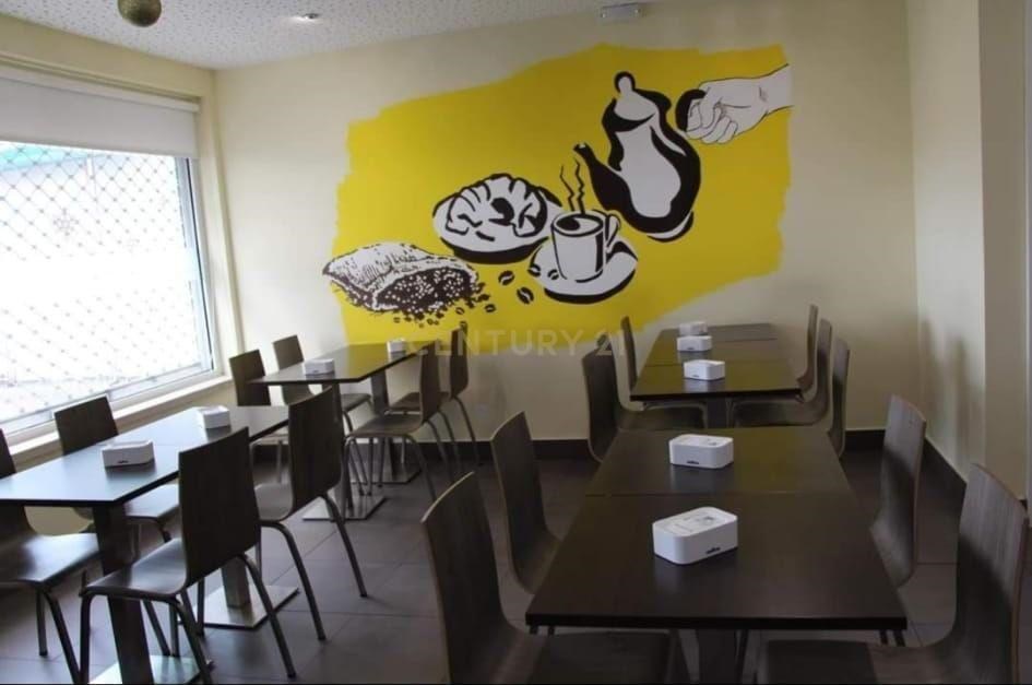 Fully equipped patisserie in Laranjeiro with warehouse