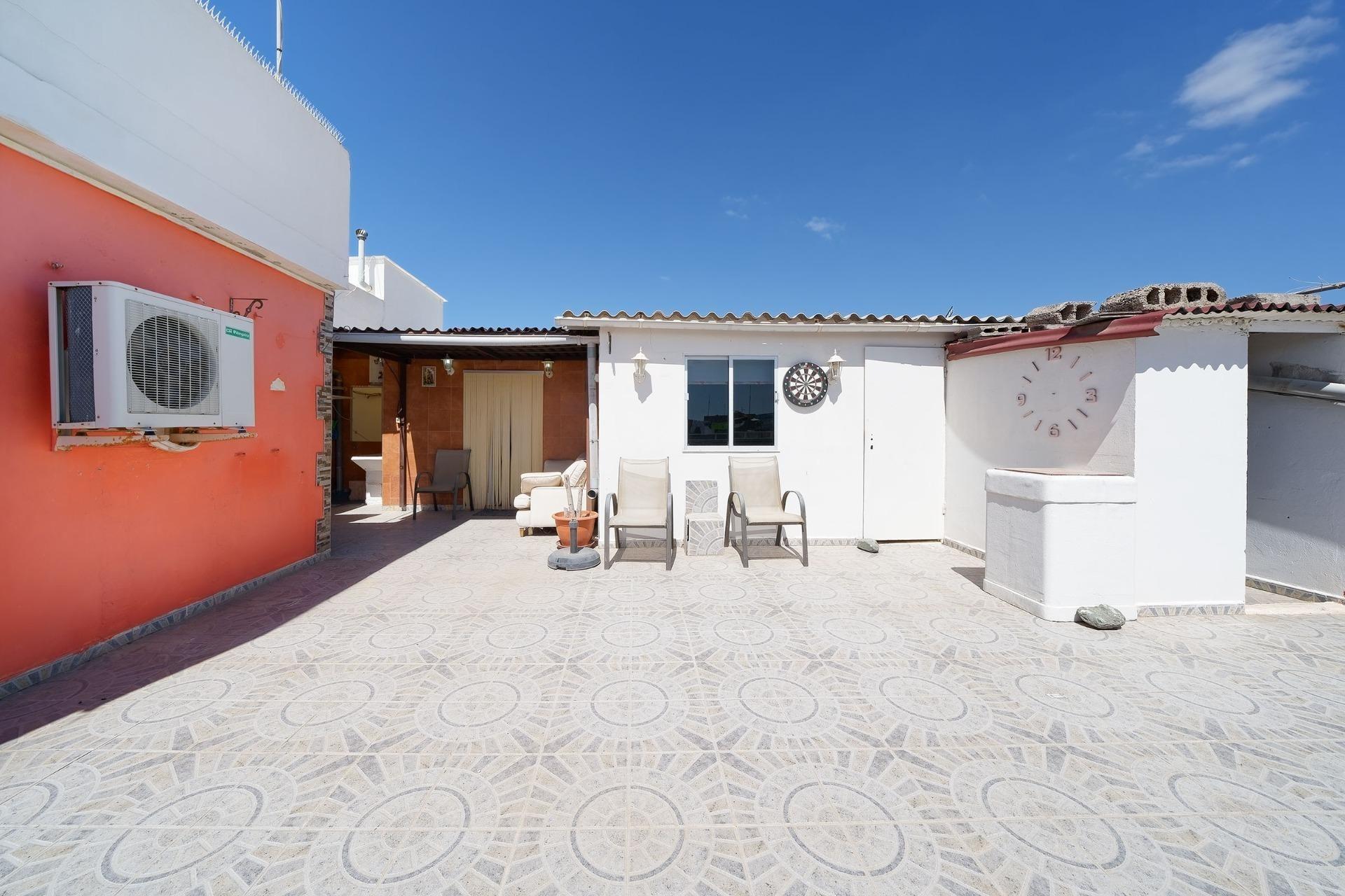 BUILDING WITH 10 BEDROOMS OVER 3 FLOORS AND 2 PREMISES (GARAGE), CENTRALLY IN EL TABLERO