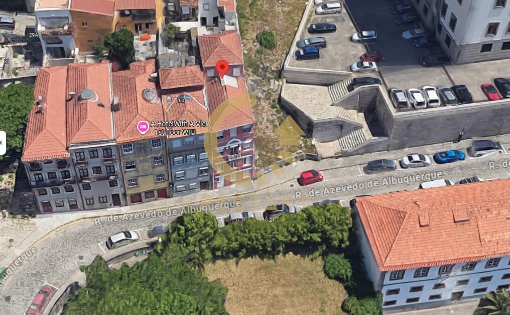 Partially rehabilitated building in Cedofeita