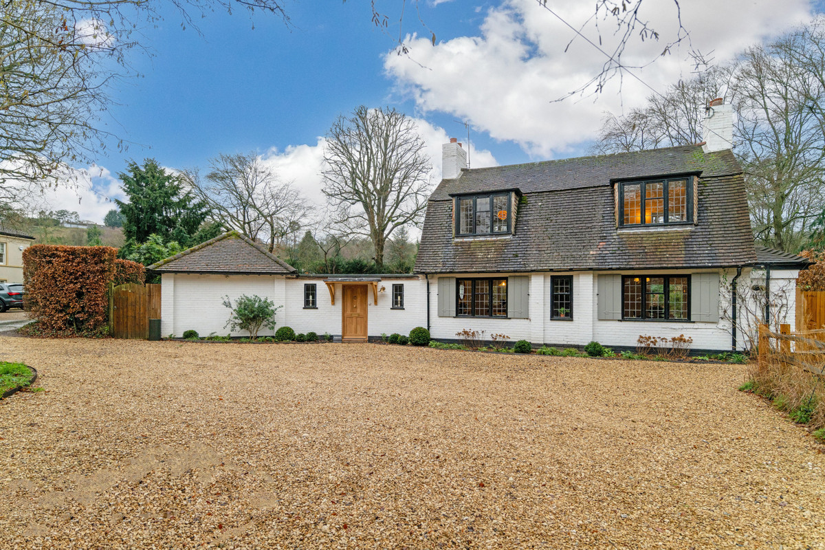 Detached House: for sale in Henley-on-Thames