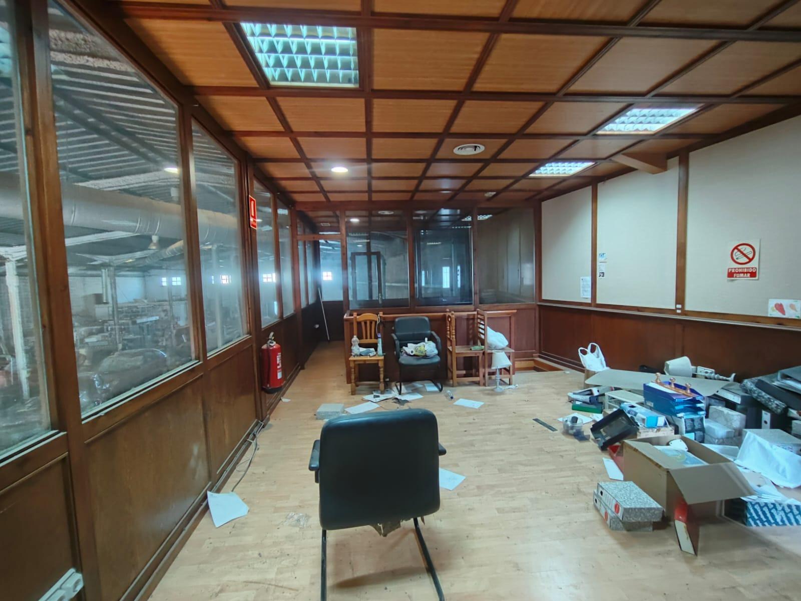 Large industrial warehouse for sale of 900 m2 on a plot of 1,000 m2