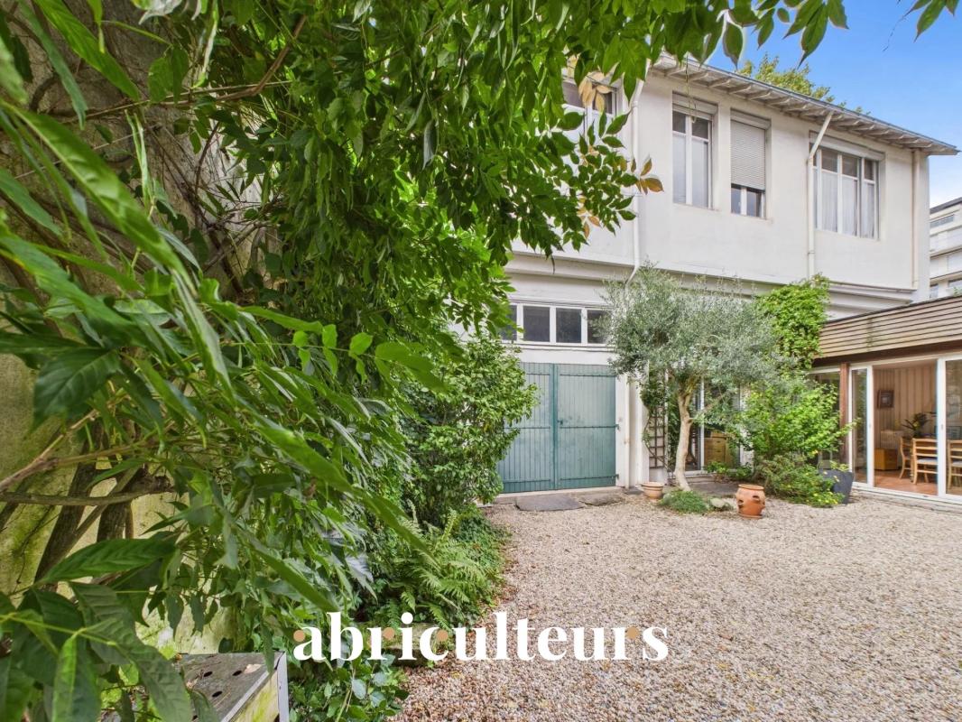 8-room townhouse plus habitable outbuilding, garage and workshop