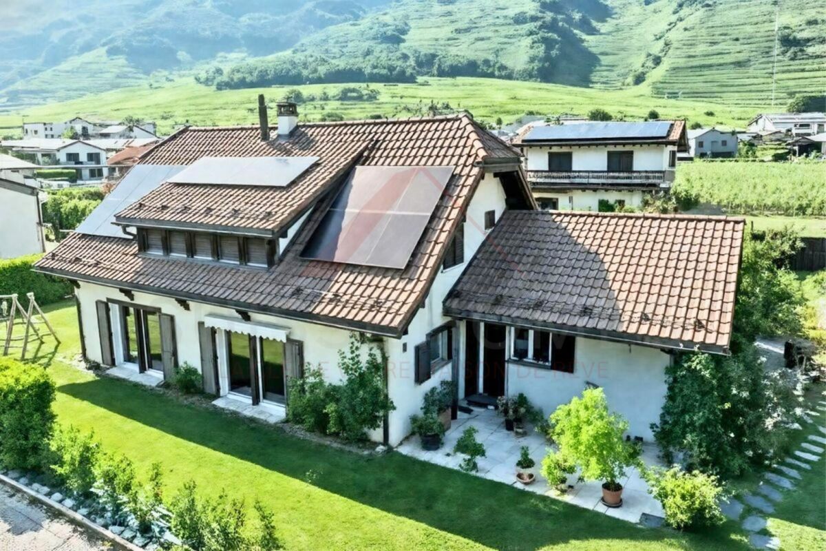 Fully - Renovated 6.5 room detached villa with large garden of 791 m² and 17 solar panels