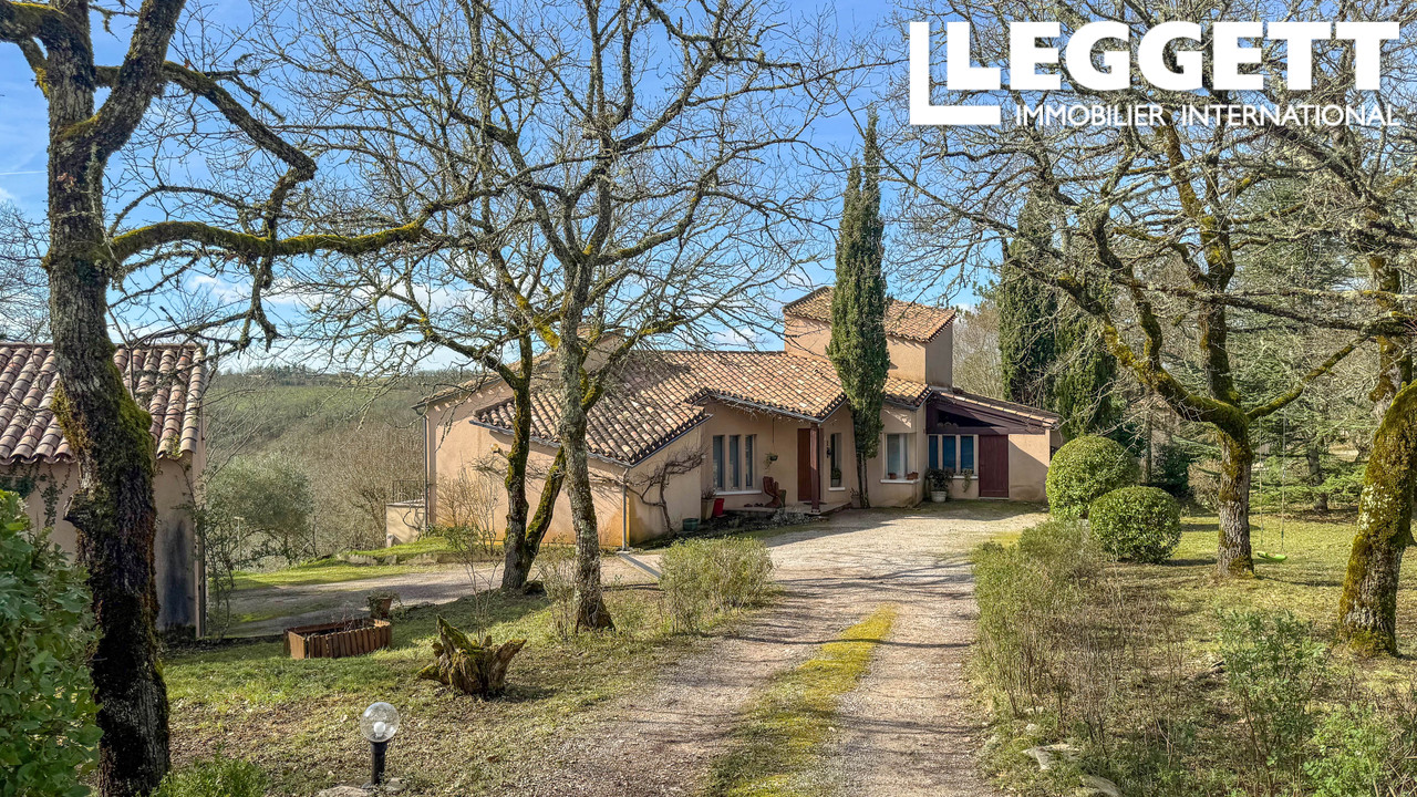 Architect house with pool, 4 bedrooms, 3 baths, views, quiet location, 10 mins from Cahors