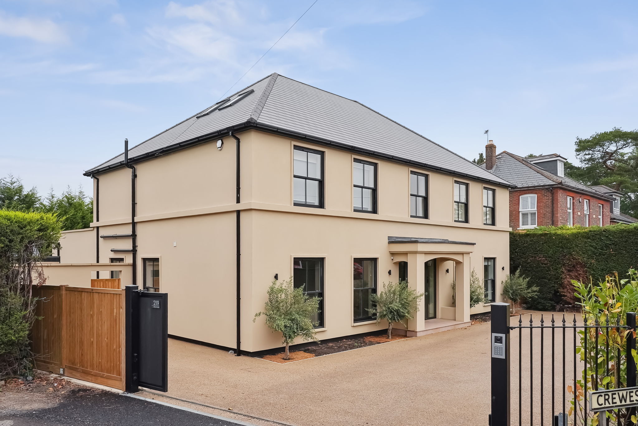 Detached House: for sale in Warlingham