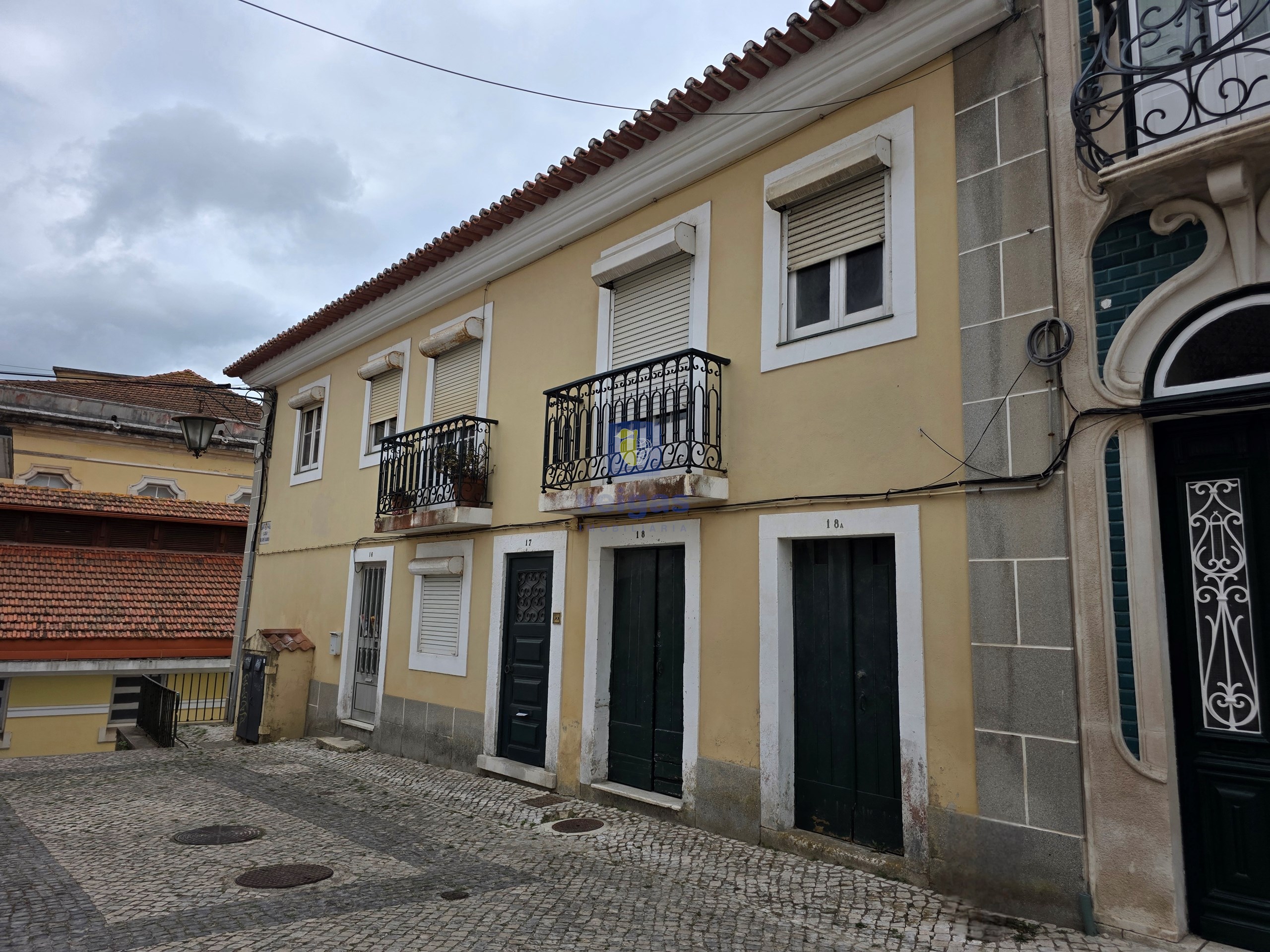 Building in the historic area of Caldas da Rainha ideal for Local Accommodation